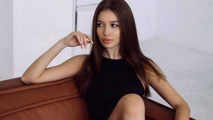 Мисс Украина Александра Яремчук ошеломила фигурой в бикини с очень глубоким вырезом