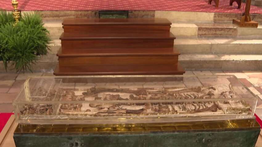 Впервые за 800 лет: в Италии открыли мощи святого Франциска – паломники выстраиваются тысячами Впервые за 800 лет: в Италии открыли мощи святого Франциска – паломники выстраиваются тысячами