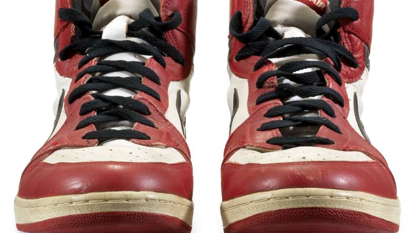 Кроссовки легендарного баскетболиста пустили с молотка за рекордную сумму