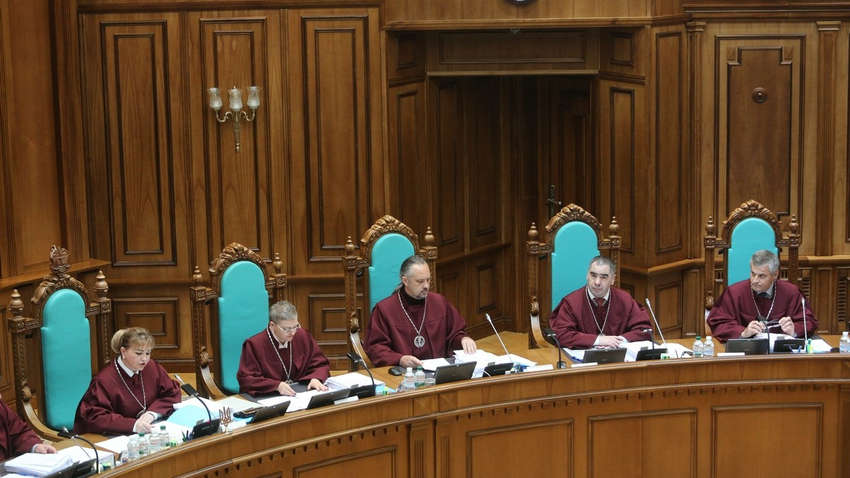 Стало известно, сколько получают судьи КСУ 