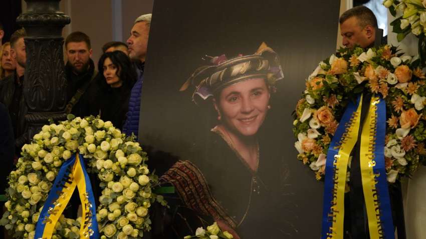 Скандальный дуэт "Кролики" появился на прощании с Ниной Матвиенко (ФОТО) Скандальный дуэт "Кролики" появился на прощании с Ниной Матвиенко (ФОТО)