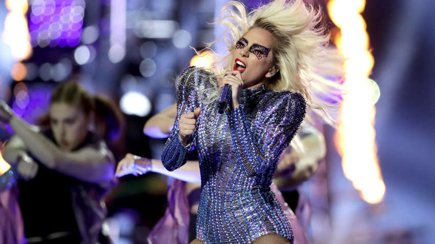 Певица Леди Гага запрыгнула на фаната и упала со сцены