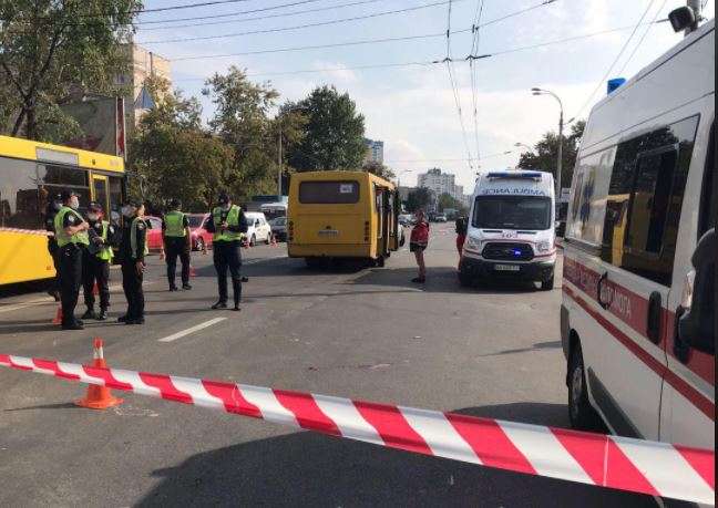 Смертельное ДТП в Киеве: маршрутка сбила трех человек на переходе, одна женщина погибла