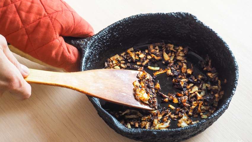 Чому їжа прилипає до антипригарних сковорідок і як цього уникнути Чому їжа прилипає до антипригарних сковорідок і як цього уникнути