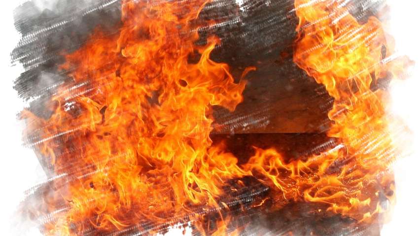 У Франції діти вистрибнули з палаючої багатоповерхівки в натовп людей (відео) У Франції діти вистрибнули з палаючої багатоповерхівки в натовп людей (відео)