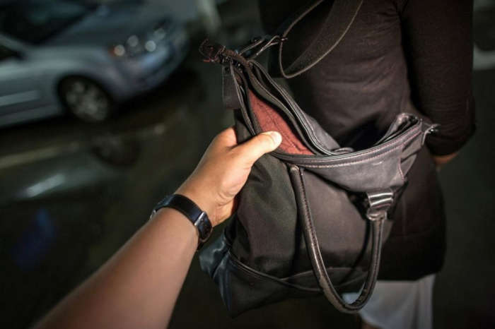 Полицейские рассказали, как не стать жертвой уличных грабителей Полицейские рассказали, как не стать жертвой уличных грабителей