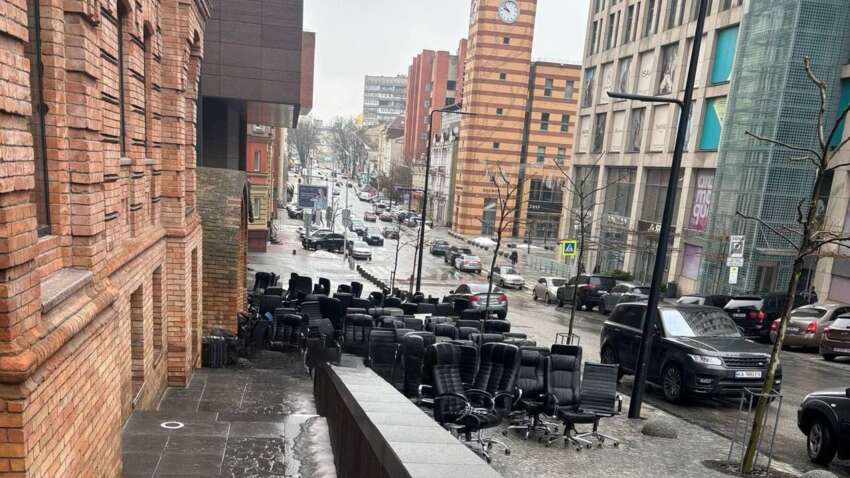 Загадкова знахідка у Дніпрі: сотня офісних стільців заблокувала прохід біля Кельнського бульвару