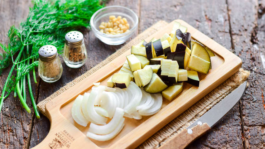 Идея для летнего ужина: рецепт теплого салата с баклажанами Идея для летнего ужина: рецепт теплого салата с баклажанами