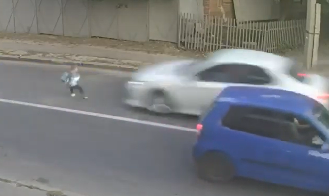 Дивом вижив під колесами: у Харкові авто на повній швидкості наїхало на дитину