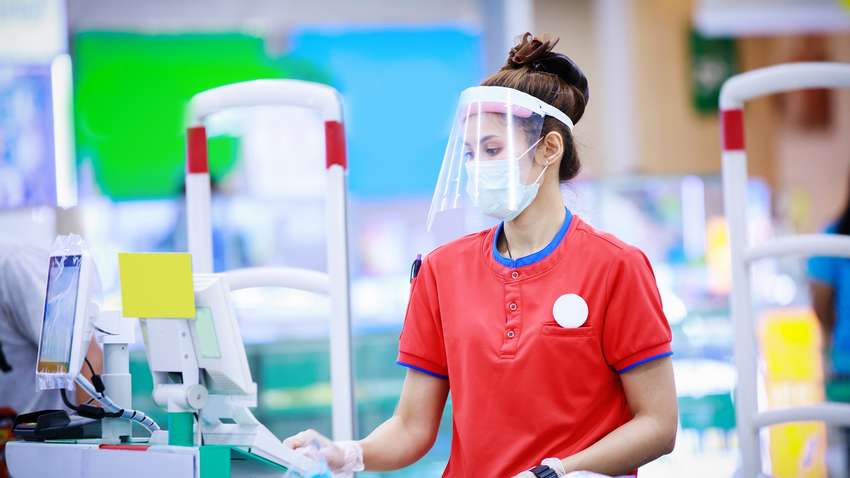 Жорсткий карантин: на Філіппінах жителів зобов’язали носити захисні щитки