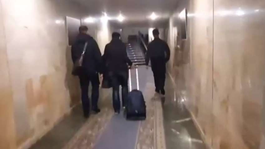 В сети появилось курьезное видео, на котором народные избранники тайно сбегают из ВР, избегая гнева народного