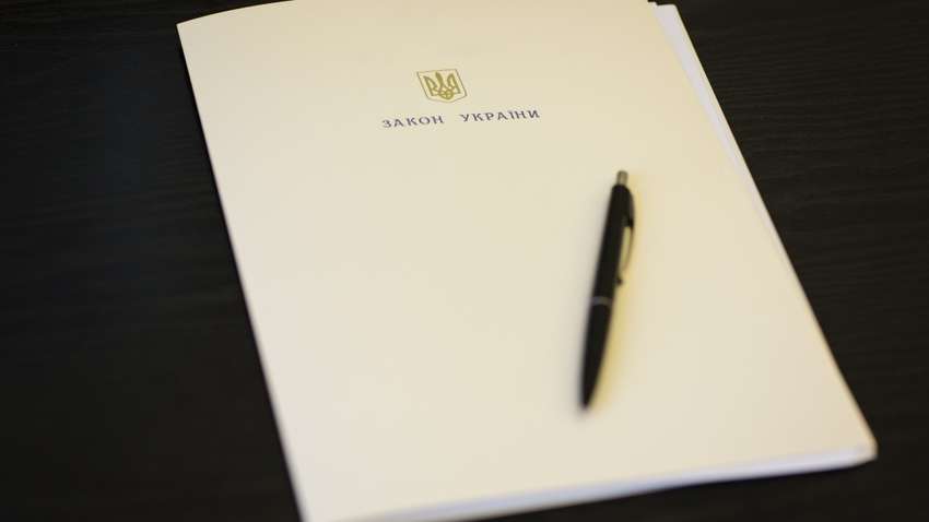 Президент порушив всі терміни підписання закону про військові злочини