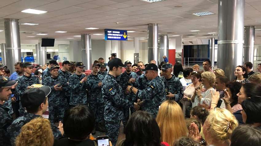 Вернувшиеся из плена украинские моряки получили награды и звания