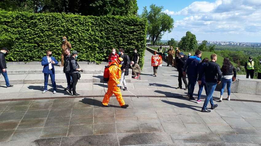 День Победы в условиях карантина: как спасатели проводят дезинфекцию во время торжественных мероприятий