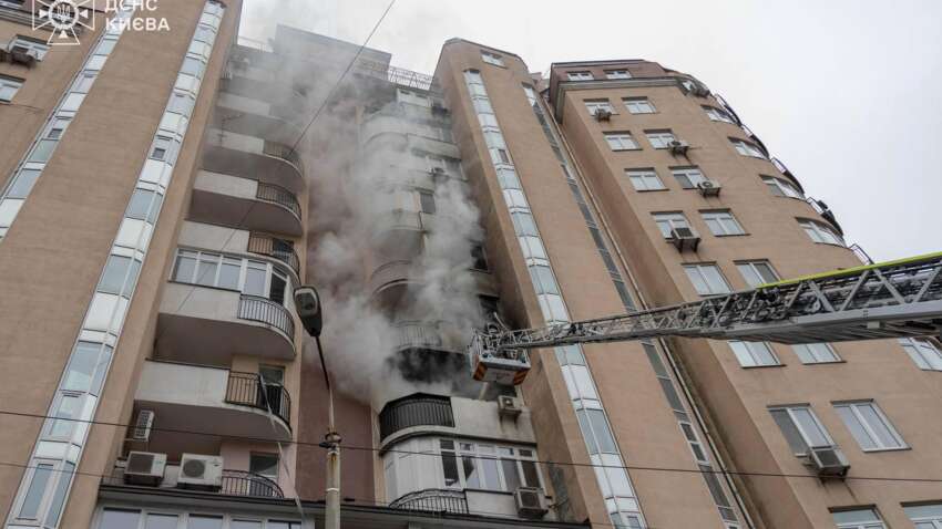 В Киеве прогремел взрыв в многоэтажке: спасатели назвали причину В Киеве прогремел взрыв в многоэтажке: спасатели назвали причину