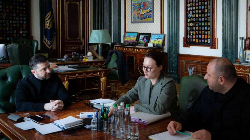 Зеленский раскрыл кадровую интригу: где трудоустроят Свириденко и Умерова Зеленский раскрыл кадровую интригу: где трудоустроят Свириденко и Умерова