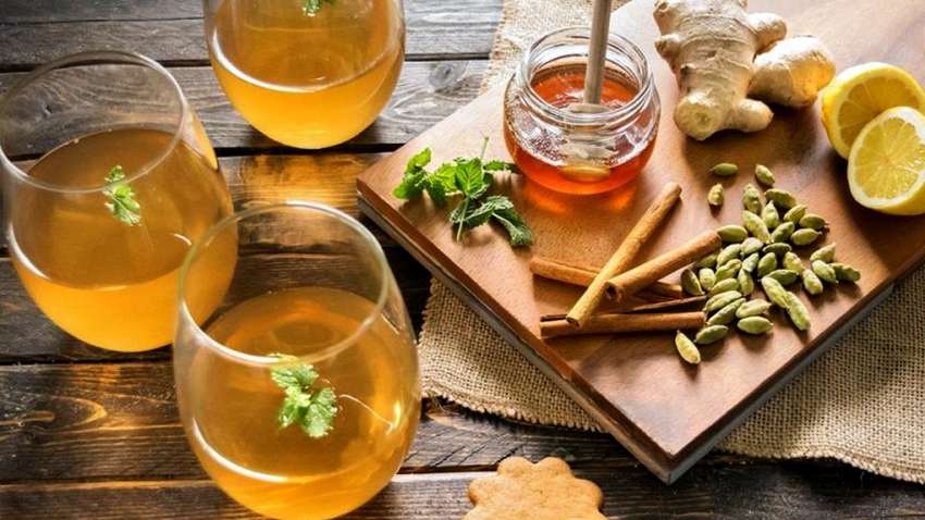 Допомагає від застуди: рецепт зігріваючого збитню з медом