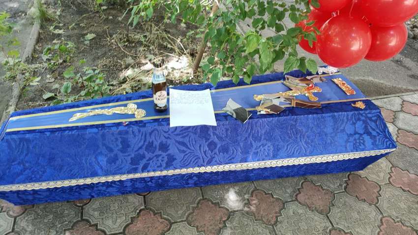 "Прочая мебель для спальни" - в Запорожье продавали гроб б/у , который остался от деда "Прочая мебель для спальни" - в Запорожье продавали гроб б/у , который остался от деда