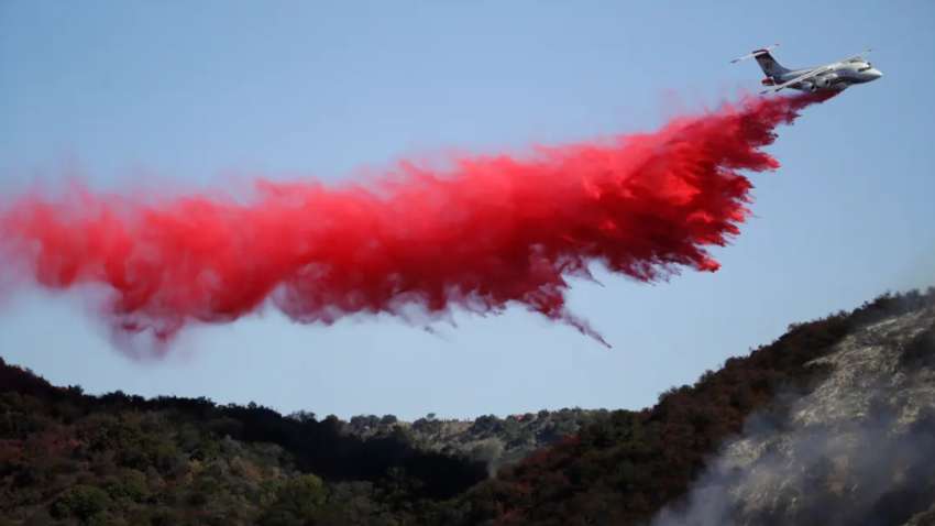 Пожежі в Лос-Анджелесі зупиняють рожевою речовиною: що це таке 
