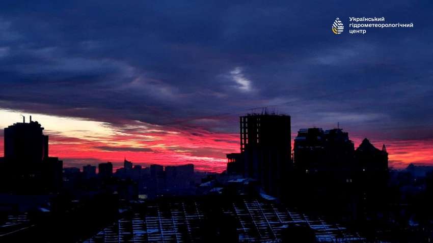 Лякаюче червоне небо над Україною: синоптики пояснили причину