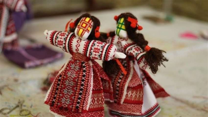 Фотофакт: українка у Парижі зробила з вікна виставку ляльок-мотанок