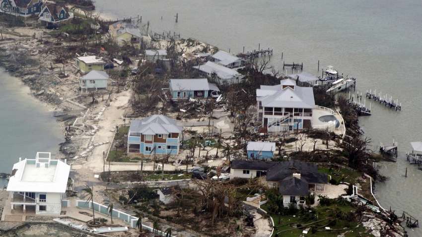 Унесший жизни 30 человек ураган «Дориан» ослаб до первой категории