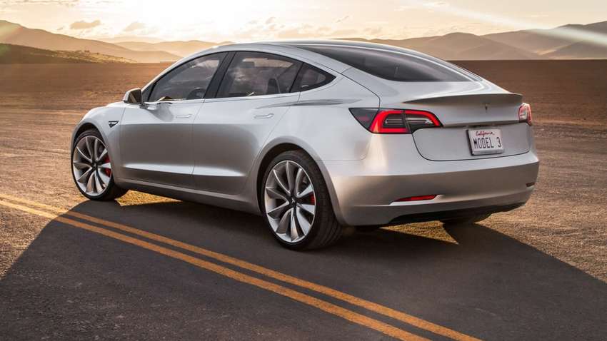 Tesla Model 3 на автопілоті з'їхала з дороги і врізалася в дерево (ВІДЕО)