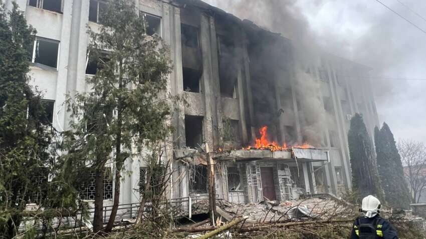 Удар по Сумам: ранен 16-летний подросток в результате попадания в админздание ТЦК