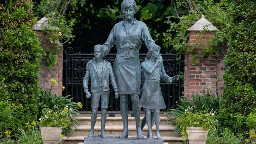  Принци Гаррі і Вільям відкрили пам'ятник принцесі Діані: як він виглядає 