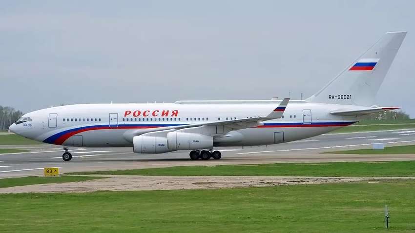 Самолет РФ в Перми застрял в сугробах: (видео) Самолет РФ в Перми застрял в сугробах: (видео)