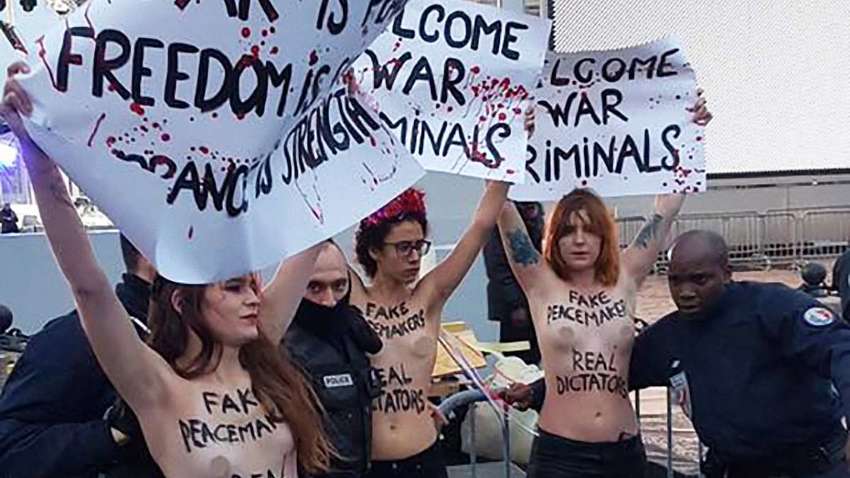 В центре Парижа проходит акция обнаженных активисток Femen против агрессии Путина