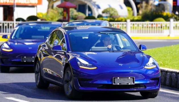 Компания Tesla показала первые "китайские" электрокары