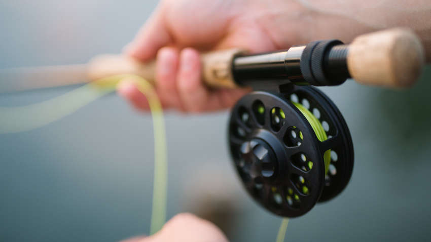 Відеофакт: чоловік за допомогою вудки стягнув дороге намисто з вітрини магазину