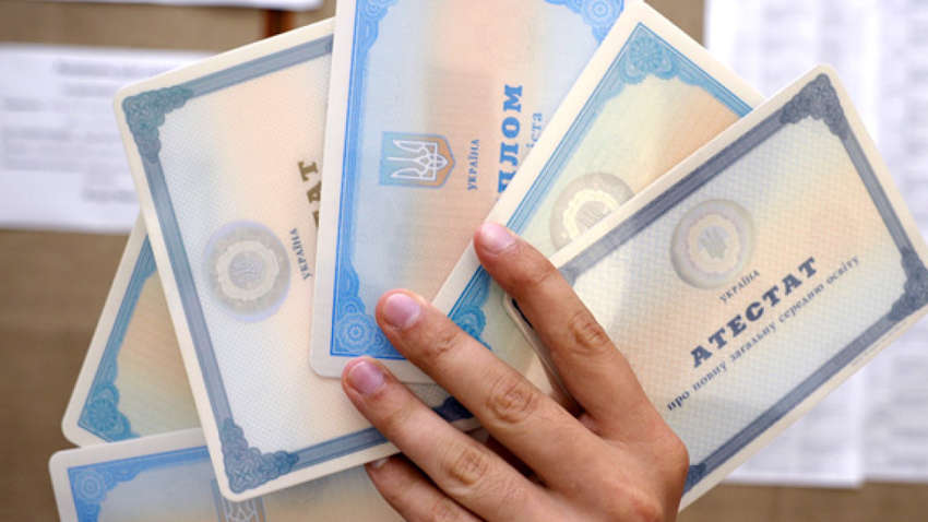 Як учням, котрі перебувають за кордоном чи на тимчасово-окупованих територіях отримати атестати: інструкція МОН