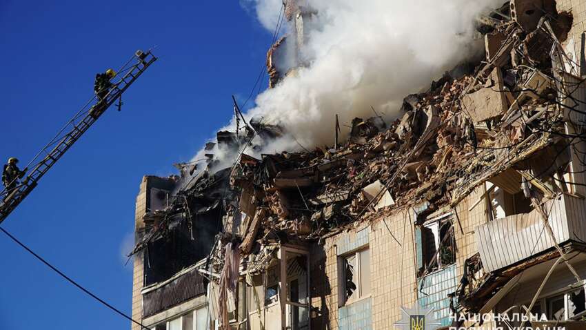 З-під завалів зруйнованого російським ударом будинку в Тернополі дістали живого чоловіка: відео порятунку З-під завалів зруйнованого російським ударом будинку в Тернополі дістали живого чоловіка: відео порятунку