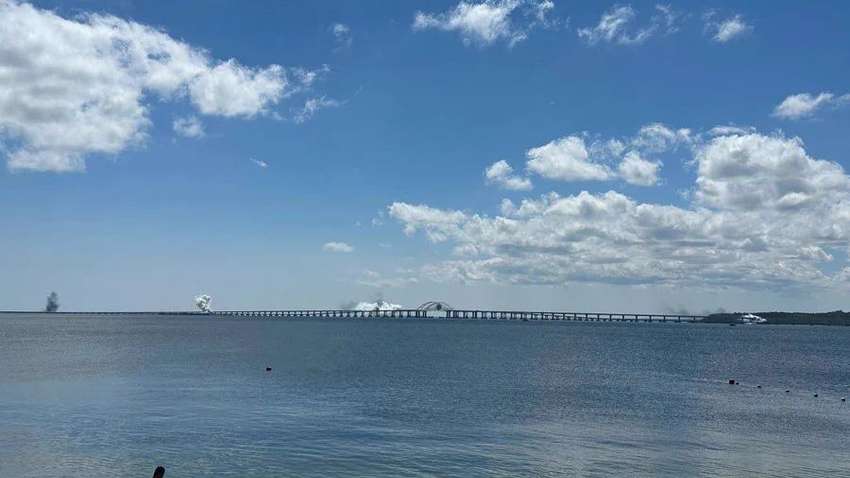 У Крымского моста развевается дым – в районе Керчи раздались взрывы У Крымского моста развевается дым – в районе Керчи раздались взрывы