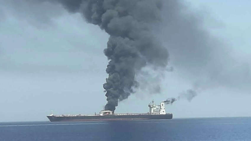 Взрыв нефтяного танкера: судно атаковали в Красном море (фото) Взрыв нефтяного танкера: судно атаковали в Красном море (фото)