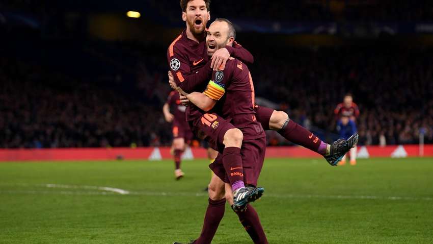 Футболістам на полі вручатимуть жовті картки за обійми Футболістам на полі вручатимуть жовті картки за обійми