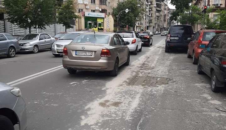 Улицы залило бетоном: в Киеве произошло необычное ЧП