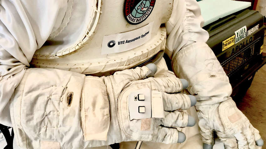 Сотрудники NASA создали "умную" перчатку для управления дронами в космосе