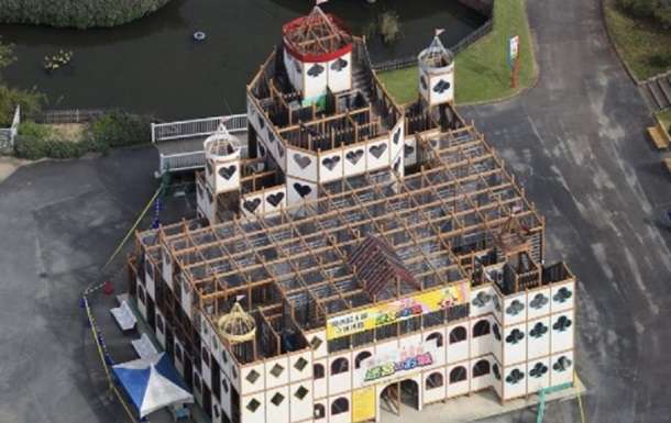 В японском парке развлечений рухнул пол в здании аттракциона: есть пострадавшие 