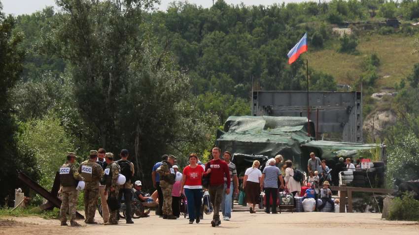 В Станице Луганской не могут начать разминирование моста