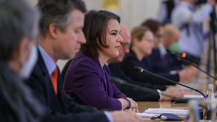 Бербок рассказала, почему Германия не дает оружие Украине