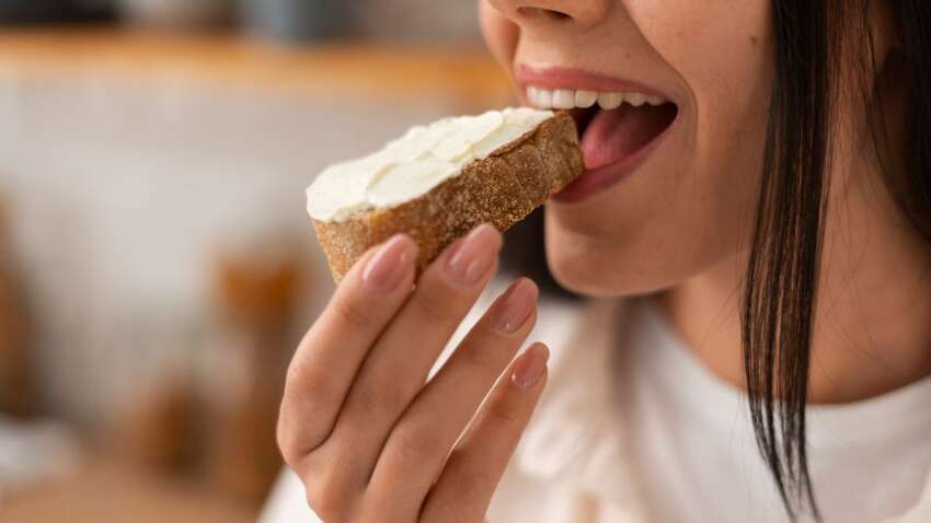 Цей продукт найбільше шкодить зубам — і це не солодощі