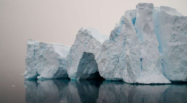 Найбільший у світі айсберг почав рухатися: йому загрожує зникнення