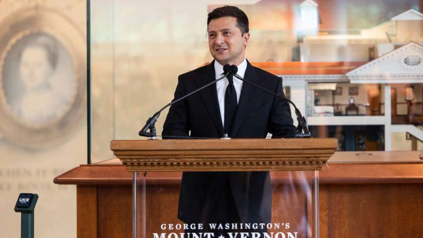 Зеленський хоче, щоб Amazon, Google і Microsoft побудували в Україні дата центри, а США відправили українського космонавта в космос Зеленський хоче, щоб Amazon, Google і Microsoft побудували в Україні дата центри, а США відправили українського космонавта в космос