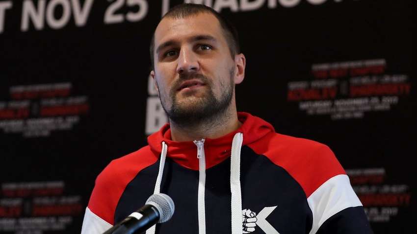 Російського боксера зняли з літака за домагання до пасажирки