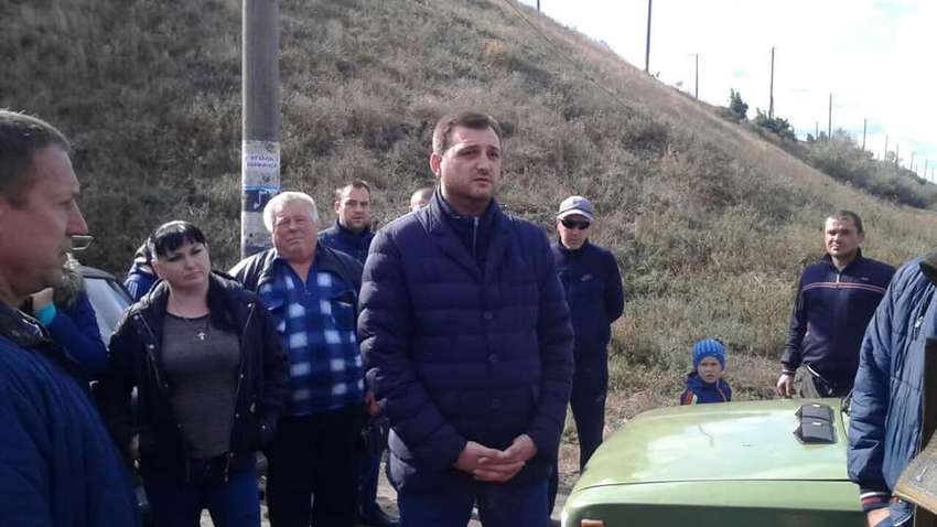 Жители Одесской области указали нардепу Васильковскому на невыполненные обещания и устроили протест