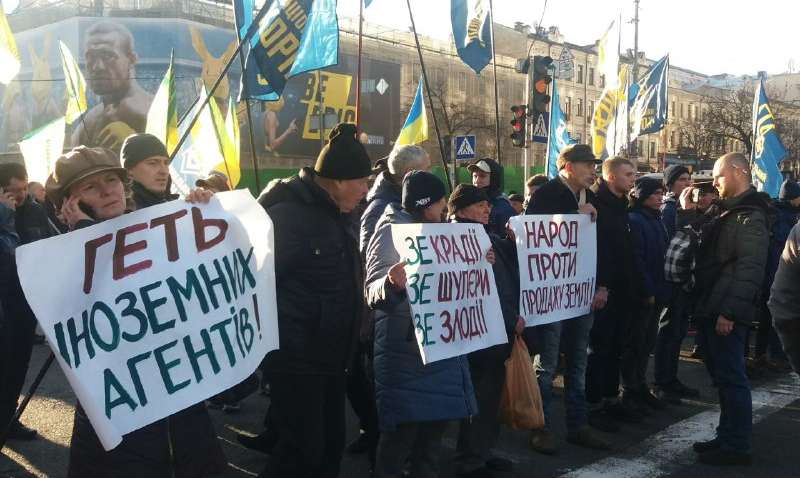 Перекрыли Крещатик: протестующие требуют отмены земельных законопроектов
