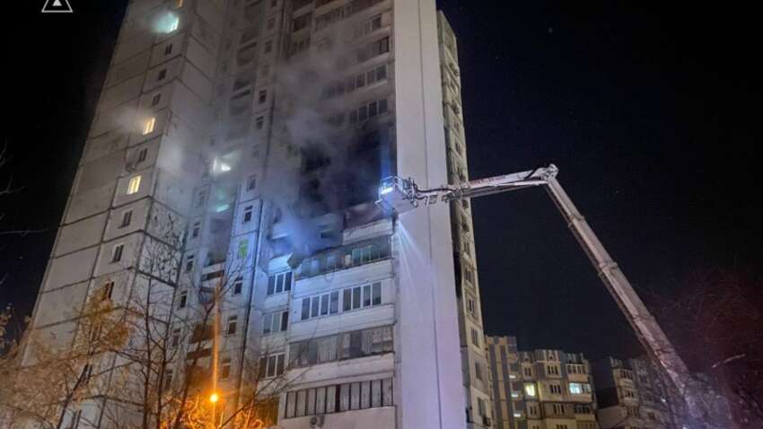 Загиблий, багато поранених: рятувальники показали наслідки масованої атаки на Київ